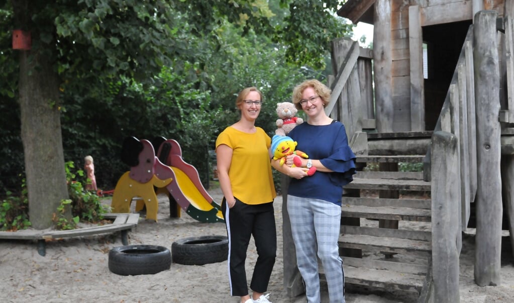 Marlies (l) en Linda (r) van Op de Hoek, de peuteropvang die nog een paar weken open is (archieffoto)