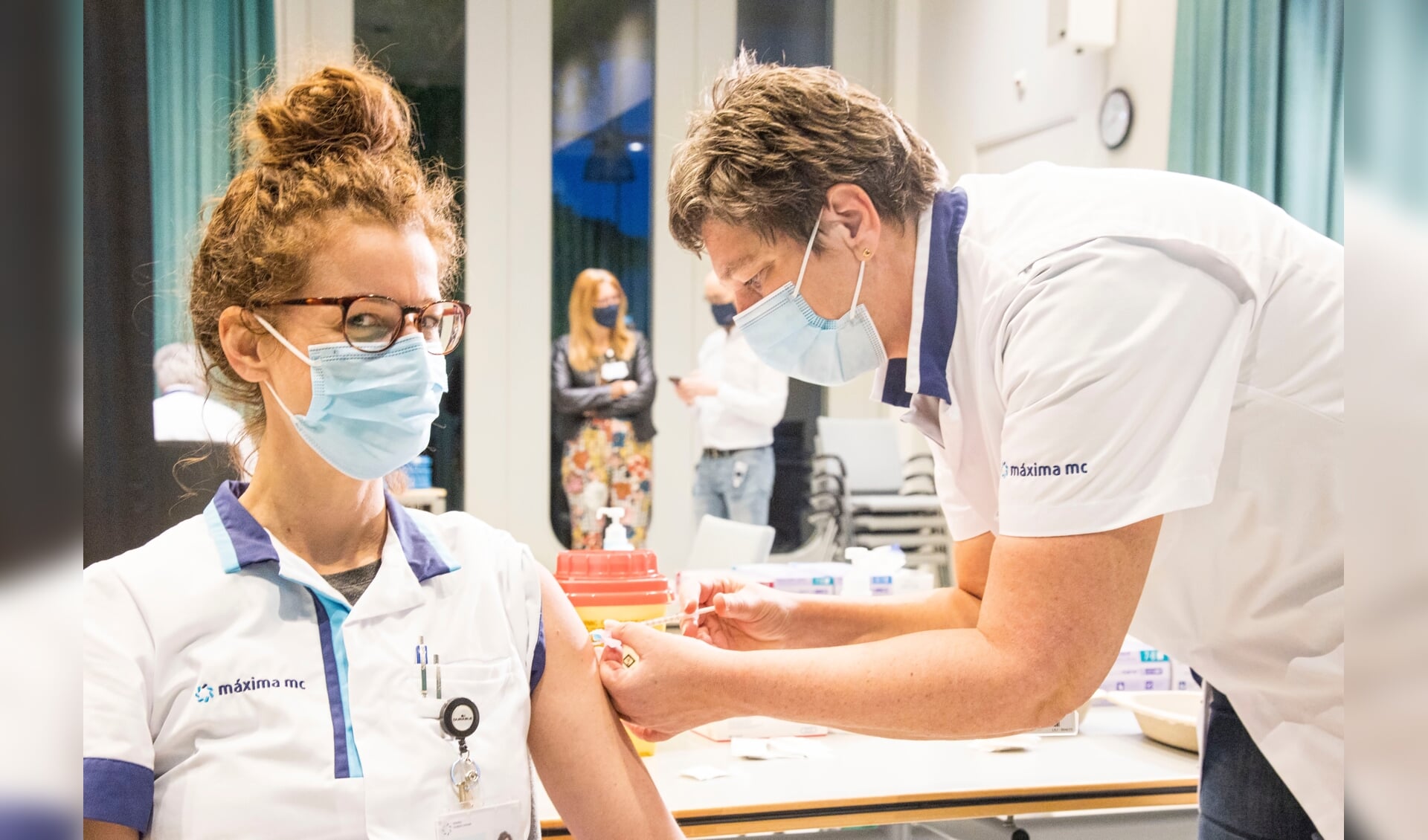 Nathalie Borneman, Intensive Care verpleegkundige van MMC krijgt de eerste vaccinatie