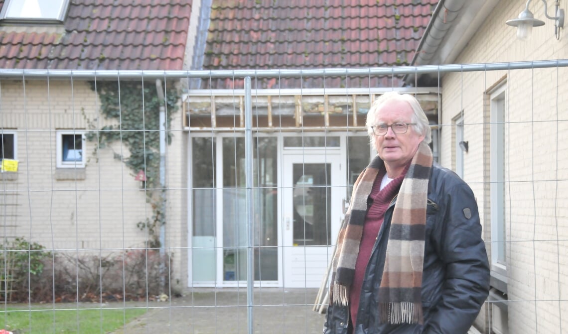 <p>Voorzitter Pieter bij De Boerderij tijdens de renovatie (archieffoto)</p>