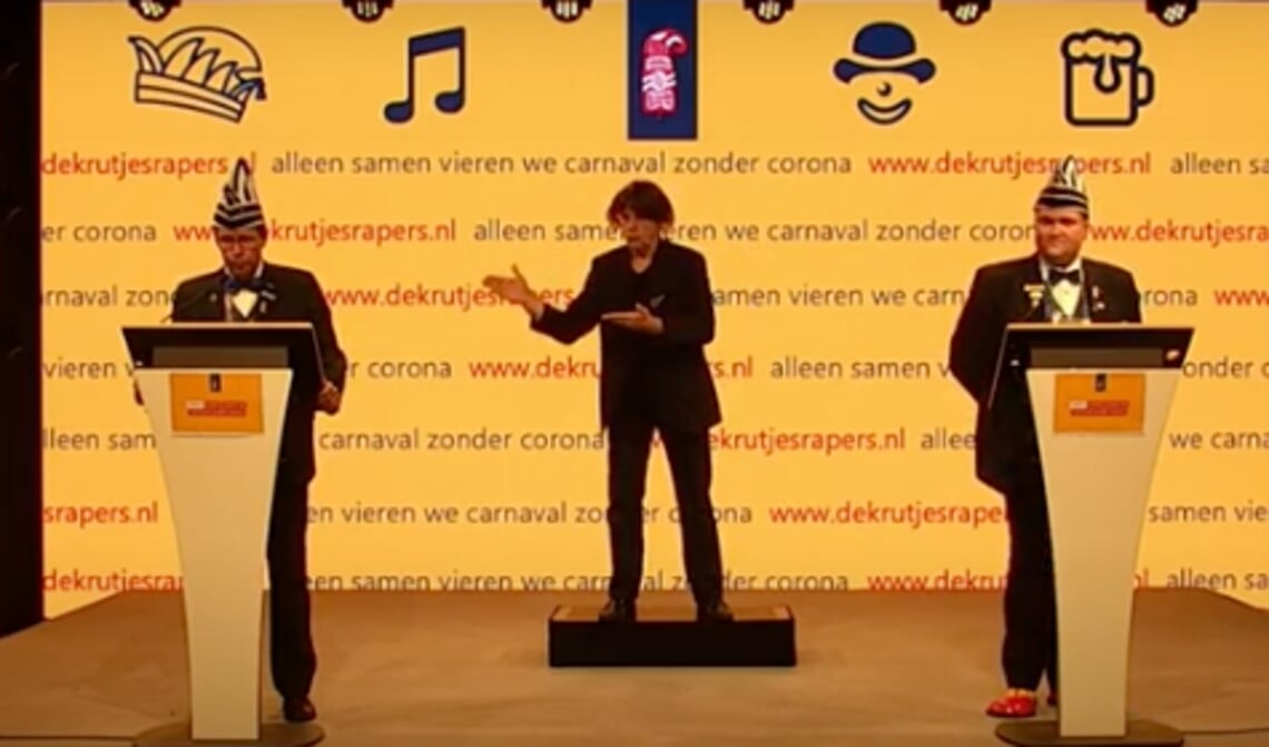<p>Screenshot uit de 'persconferentie' met Jasper, Flip en de doventolk</p>