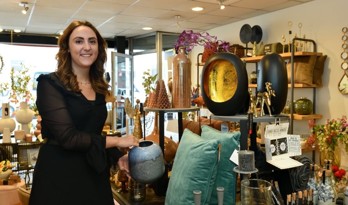 Denise in haar winkel