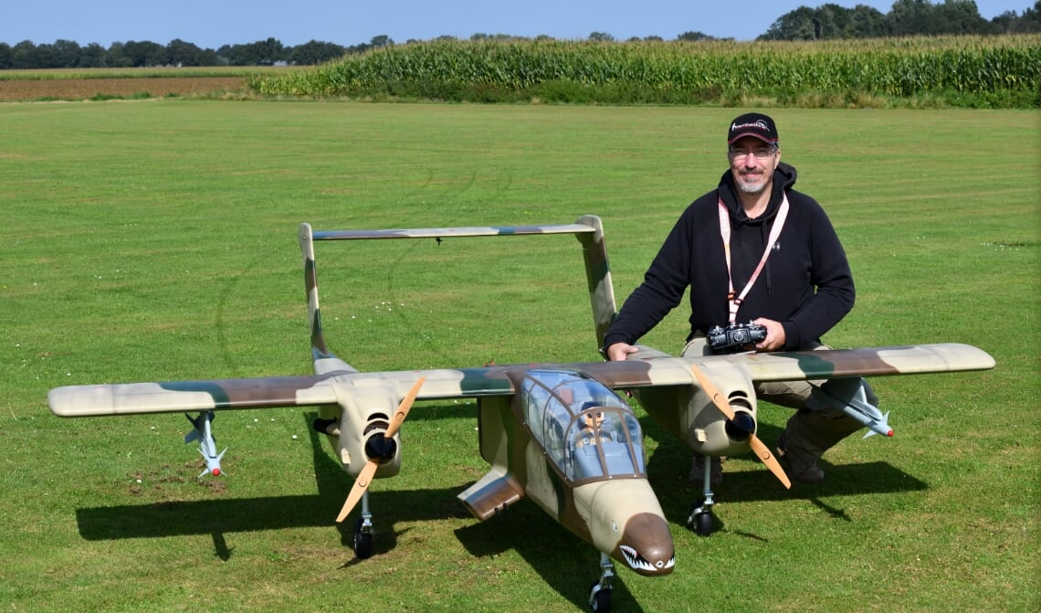 <p>Henri de Jonge, een van de ervaren piloten bij Modelvliegclub Son en Breugel</p>