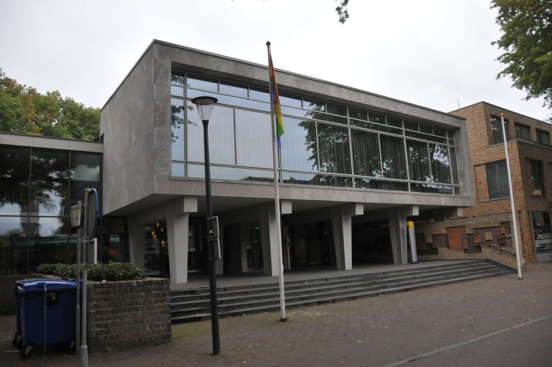 <p>De regenboogvlag hangt in de top bij het gemeentehuis</p>