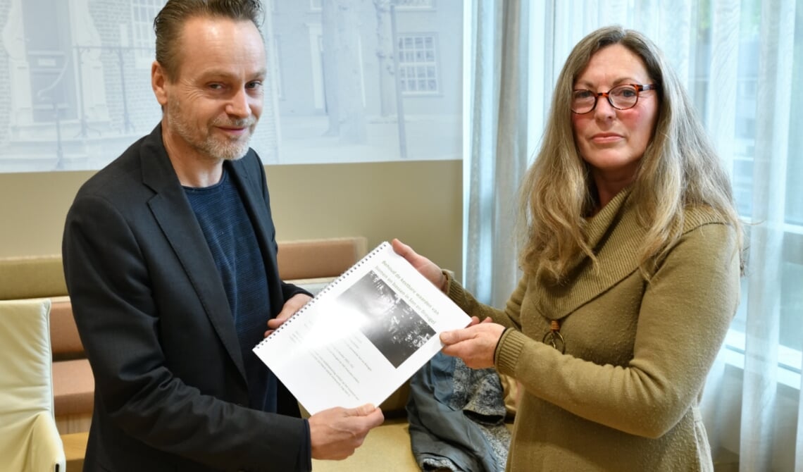 Wethouder Paul van Liempd neemt de petitie in ontvangst van Yolanda Warmoeskerken