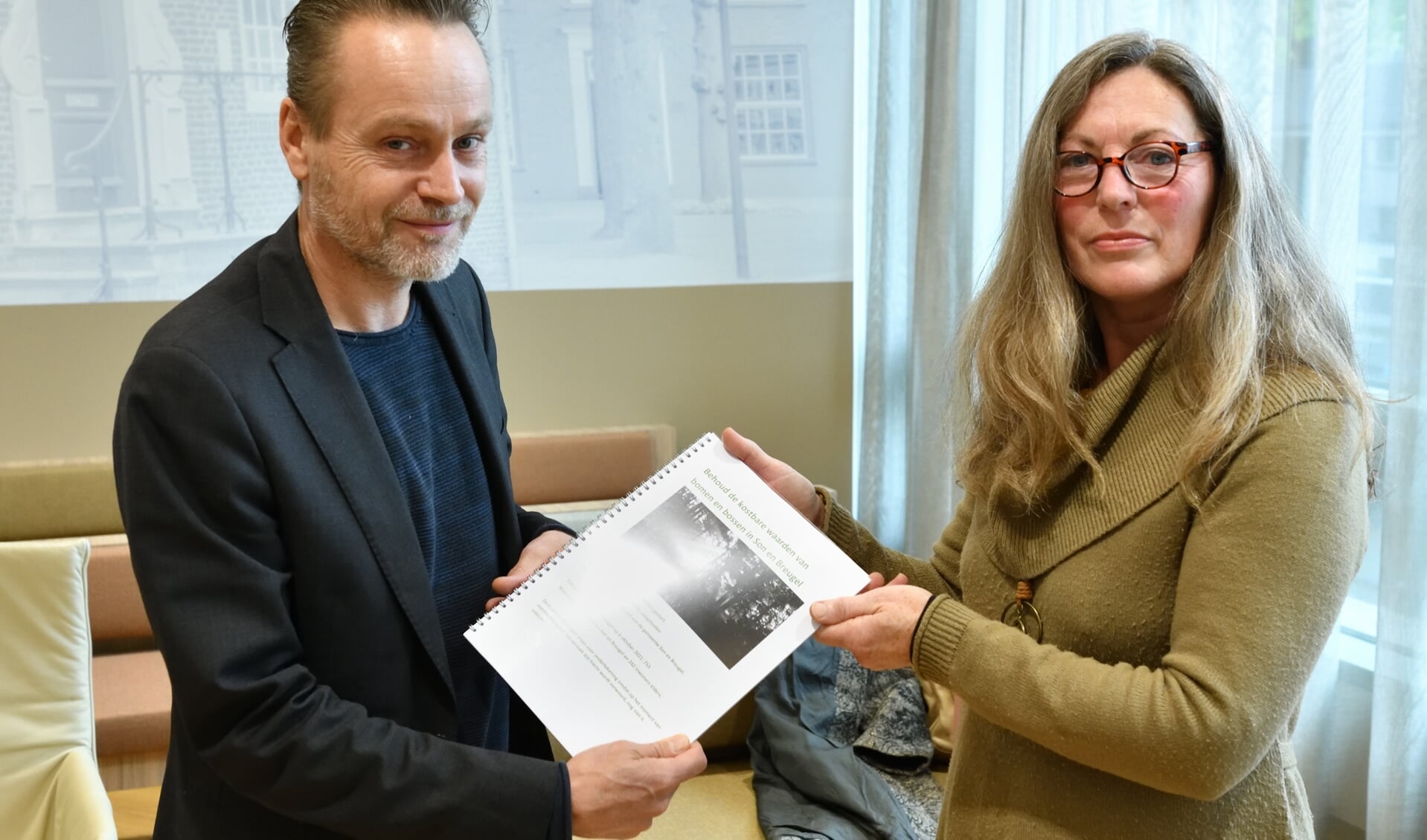 Wethouder Van Liempd neemt de petitie in ontvangst van Yolanda 