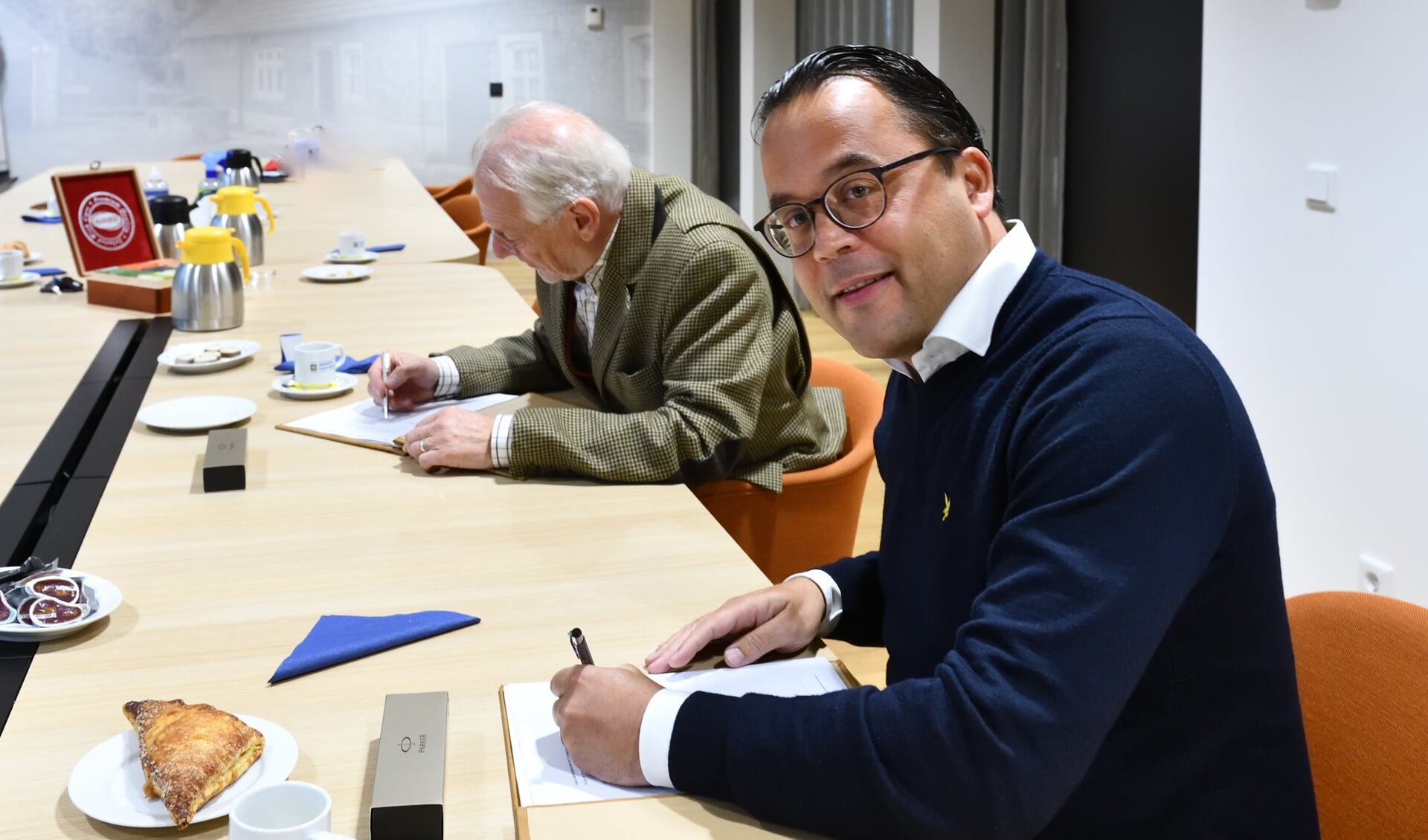 De koopovereenkomst en de anterieure overeenkomst worden ondertekend door burgemeester Hans Gaillard en Maarten Plasman 