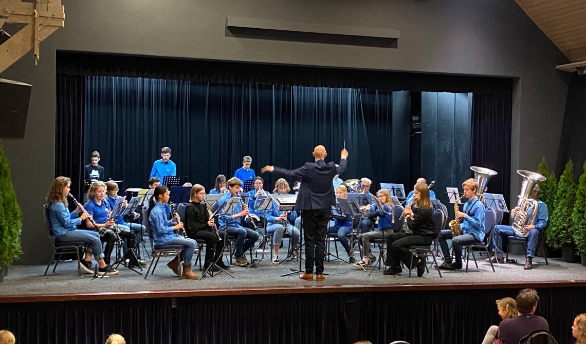 <p>Onder leiding van dirigent Freddie Louwers spelen de leden van de Opleidingsharmonie en het Samenspeelorkest een muzikale belevenis</p>