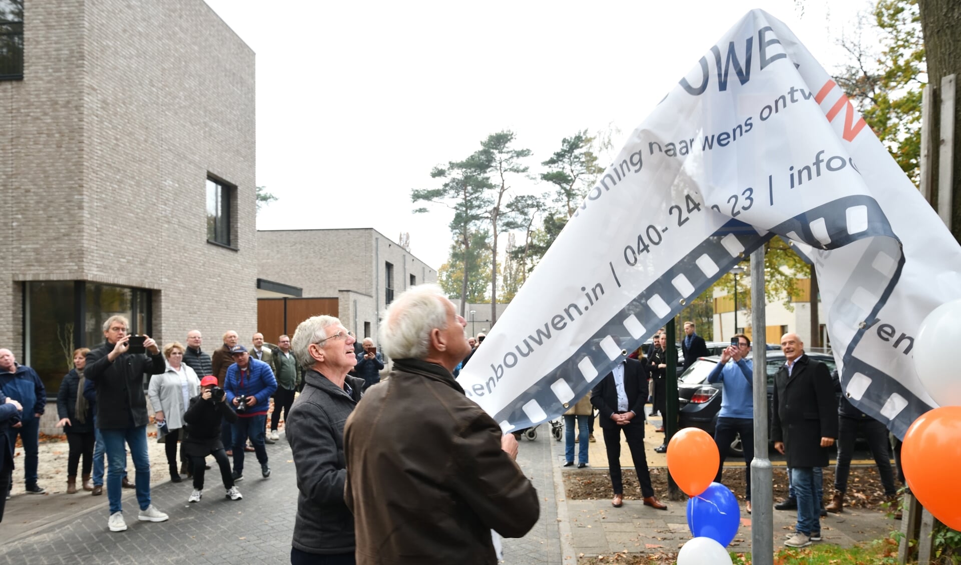 Kees van der Meijden (links) onthult samen met wethouder Jan Boersma de nieuwe straatnaam