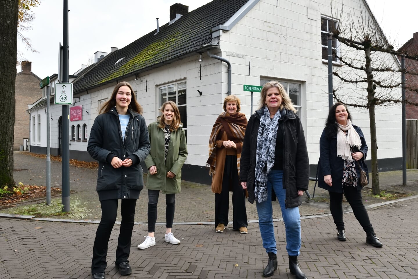 V.l.n.r.: Lieke, Date, Marieke, Ellen en Yvonne (Karin, Maud, Diny, Suzanne en Birgit ontbreken op de foto)