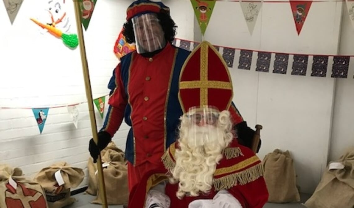 <p>Sinterklaas en Piet ontvingen de kinderen geheel coronaproof</p>
