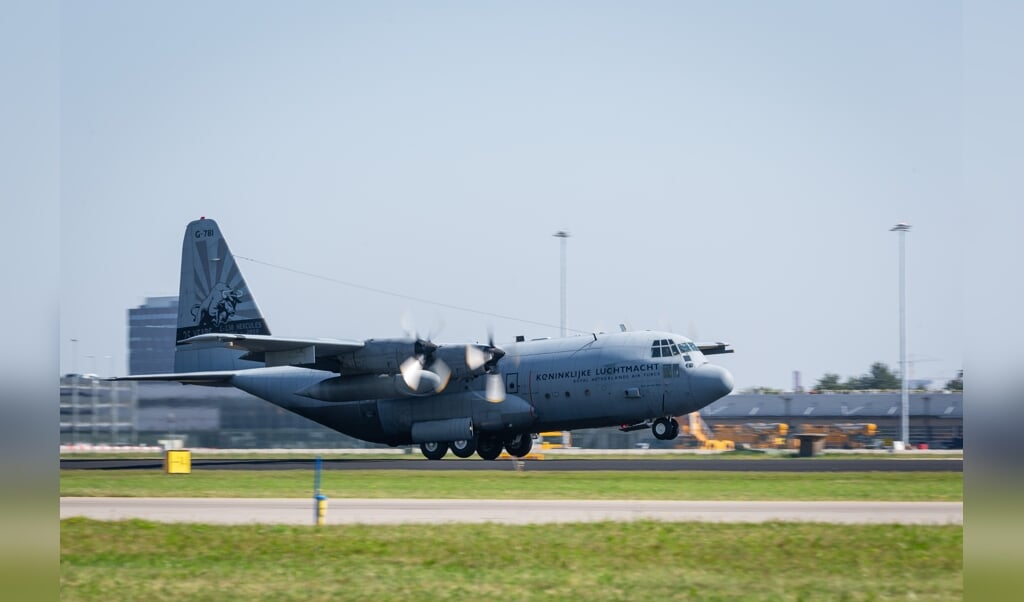 Oefening Falcon Leap waarbij C-130 Hercules op lage hoogte vliegt  om ladingen te droppen