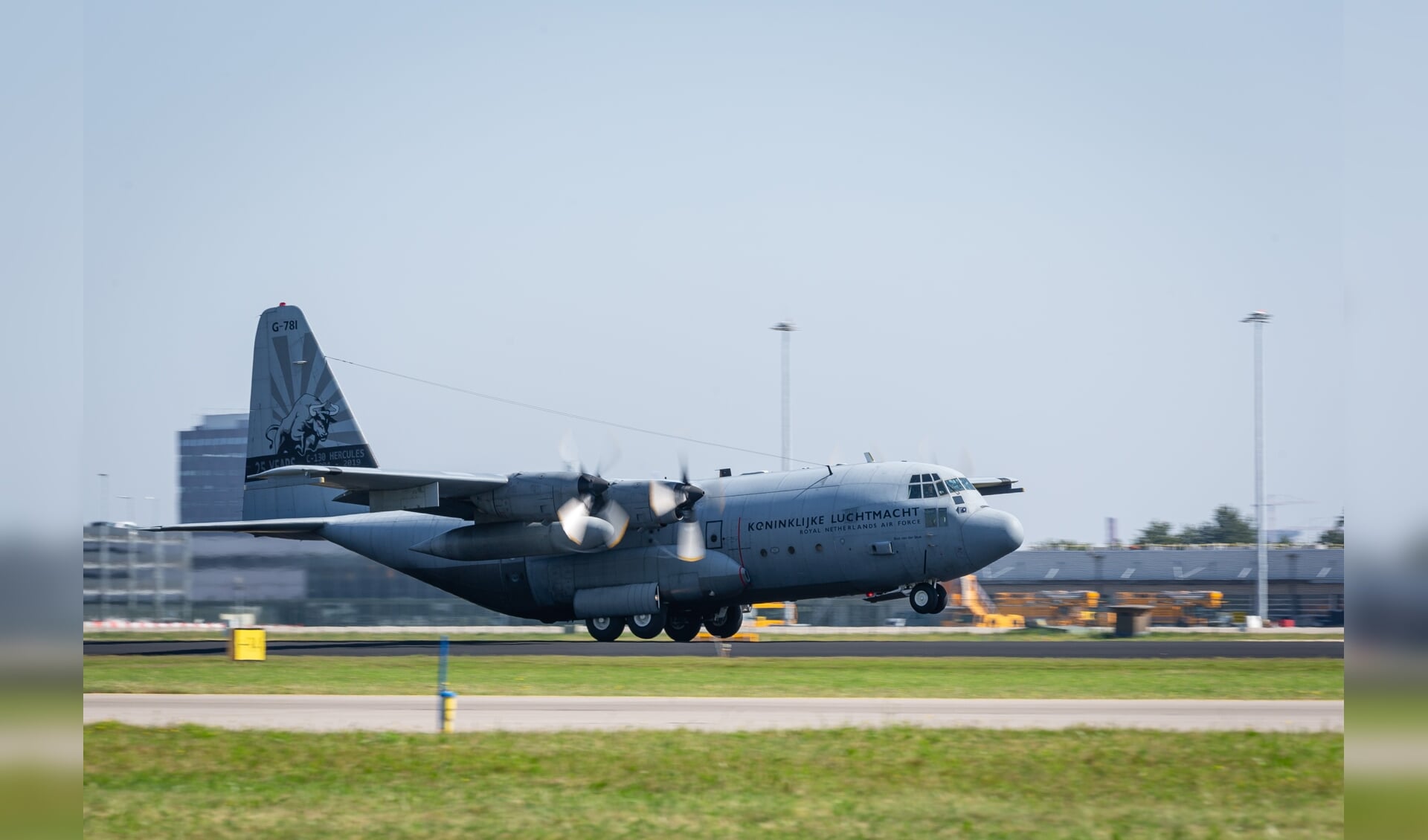 Oefening Falcon Leap waarbij C-130 Hercules op lage hoogte vliegt  om ladingen te droppen