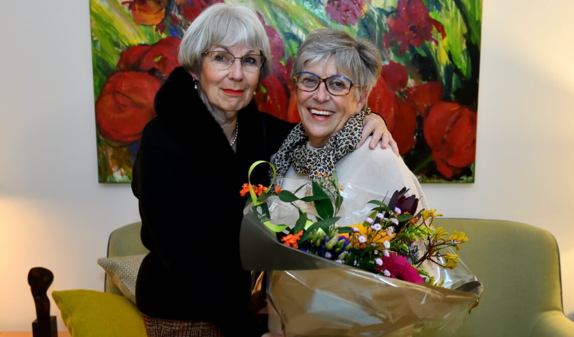 <p>Toni (l) heeft Karin (r) opgegeven voor de rubriek 'Bloem zoekt vaas'</p>