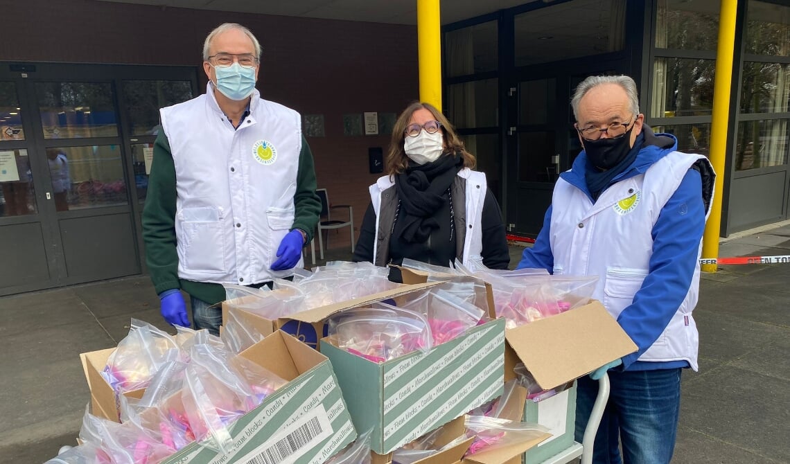 <p>Bestuursleden van Stichting Welzijn Zonhove reiken een zoet presentje uit aan bewoners van Zonhove </p>