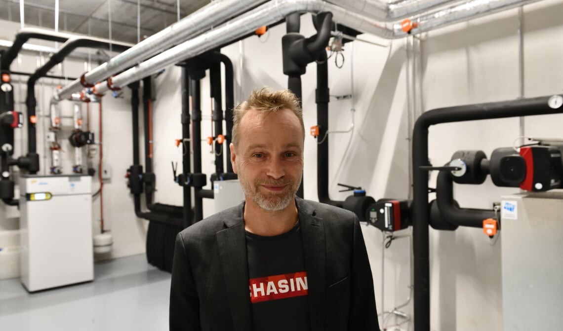Wethouder Paul van Liempd bij de warmtepompen in het gemeentehuis