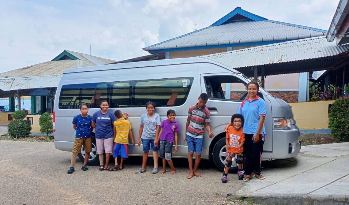 Stichting Harapan draagt bij aan een nieuw personenbusje voor rehabilitatiecentrum Hidup Baru