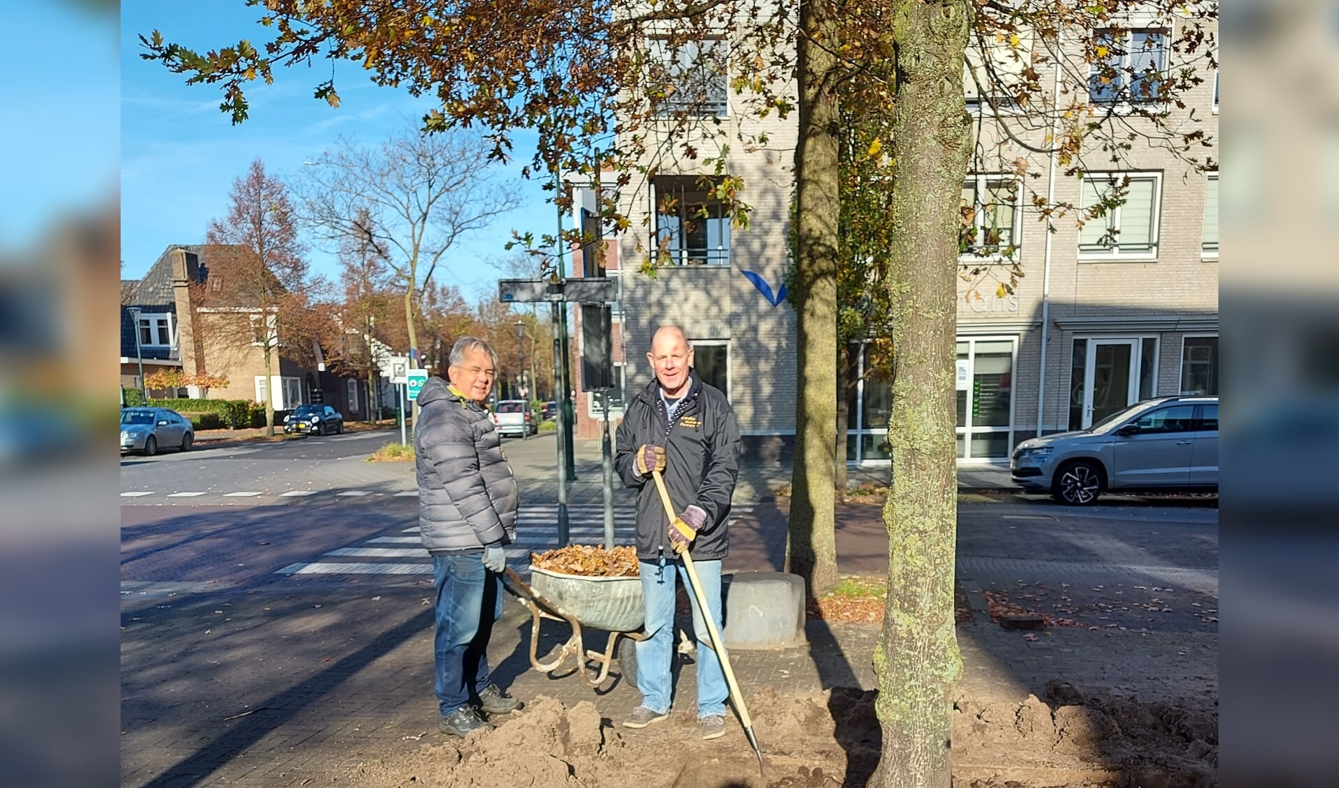 Harry v.d. Kallen (l) en Peter van Dam (r) bezig met de voorbereidingen