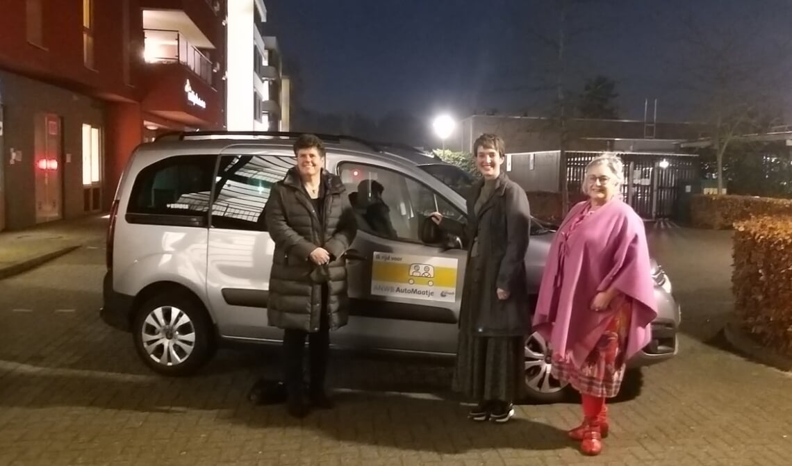 <p>V.l.n.r.: Commissaris van de Koning Ina Adema, hoofdcoördinator Evelyn Kreukniet, chauffeur Nettie Cleutjens</p>