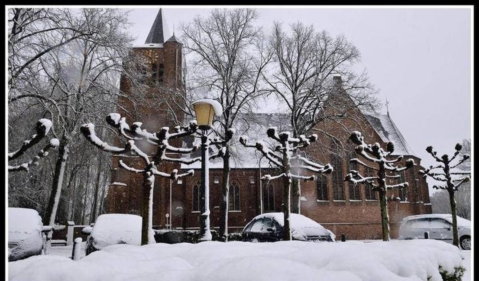 Sint Genovevakerk bedekt onder een laagje sneeuw