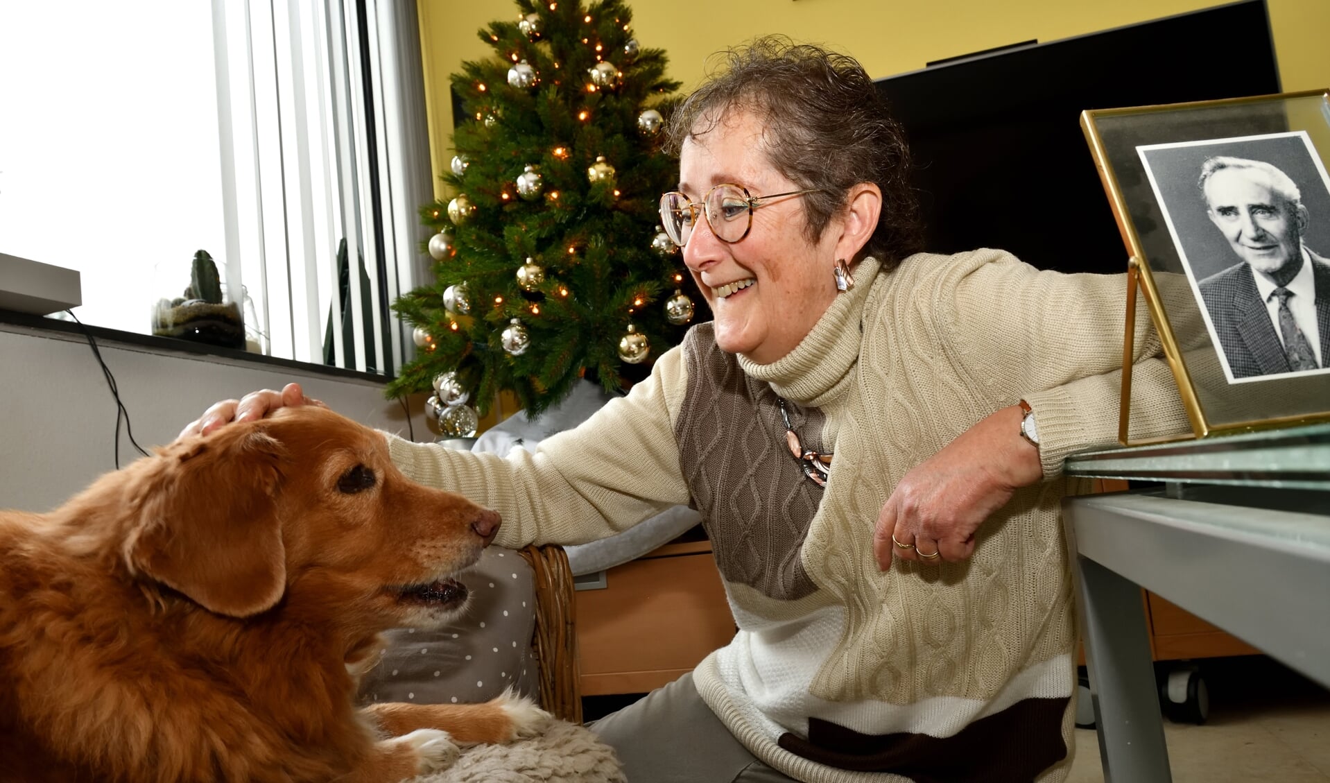 Patricia met haar hond en haar overleden vader op de foto