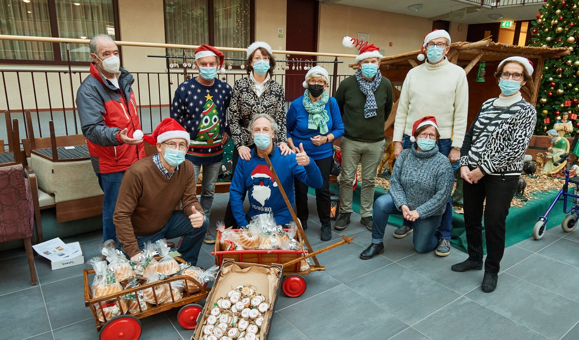 De Vrienden van Berkenstaete met de lekkernij en kersthanger voor de bewoners van Berkenstaete