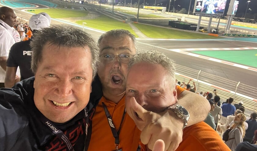 Dorpsgenoten Erik Mol (m) en Adrie van den Berk (l) met twee vrienden in Abu Dhabi bij de Formule 1