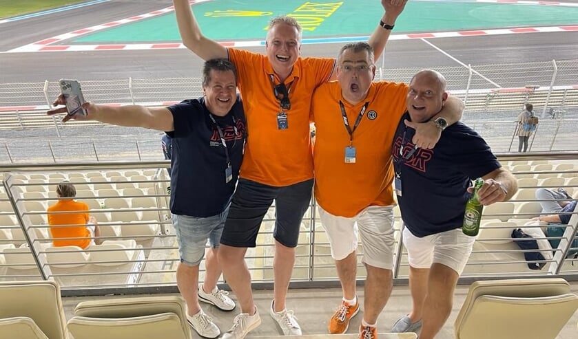 Dorpsgenoten Adrie van den Berk (l) en Erik Mol (3e van links) met twee vrienden in Abu Dhabi