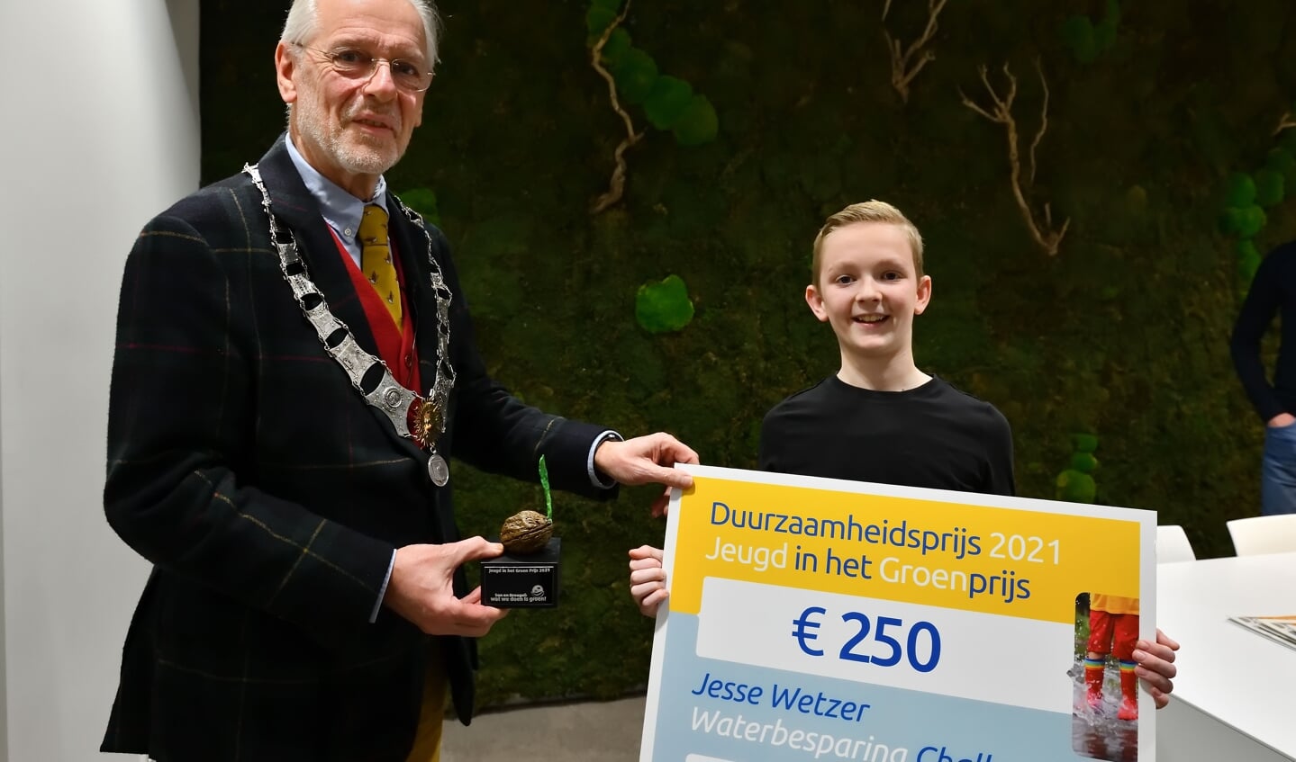 Jesse (r) met zijn prijs, samen met burgemeester Hans Gaillard
