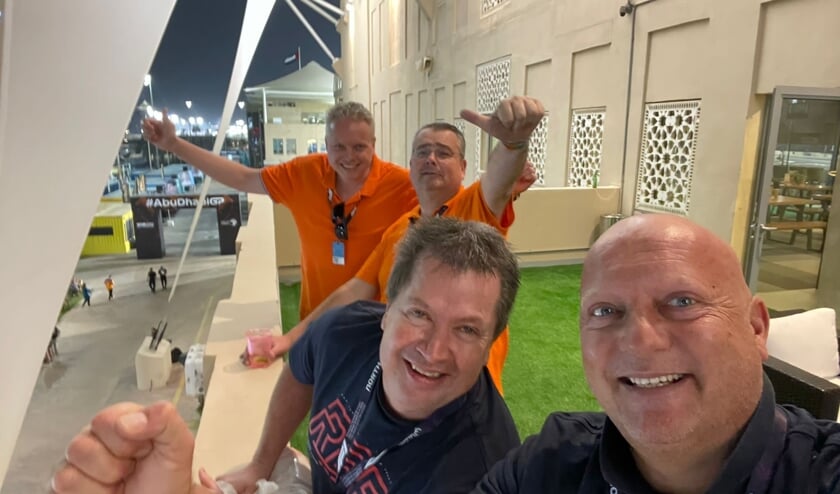 Dorpsgenoten Erik Mol (links achter) en Adrie van den Berk (links voor) met twee vrienden in Abu Dhabi