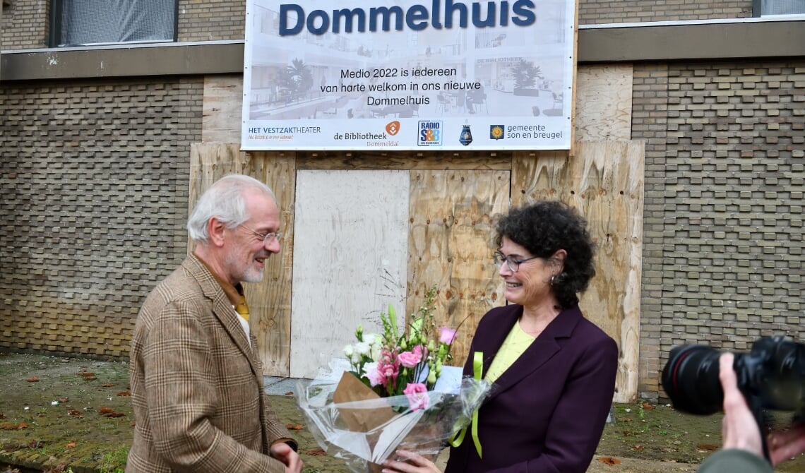 <p>Burgemeester Hans Gaillard overhandigt Jacqueline een bos bloemen</p>