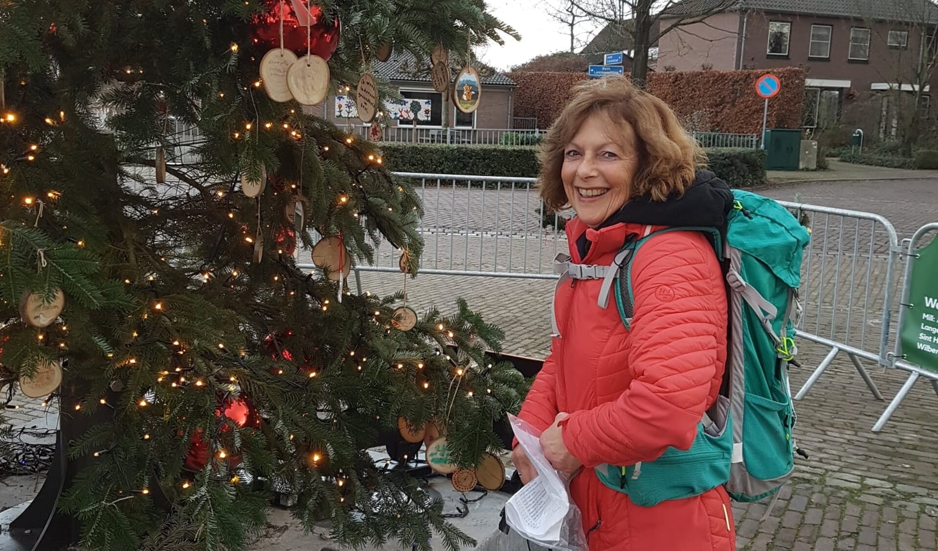 Annemarie bij de kerstboom tijdens een van de vele wandelingen