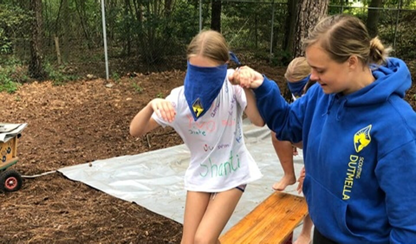 Kim (r) tijdens een activiteit bij Dutmella