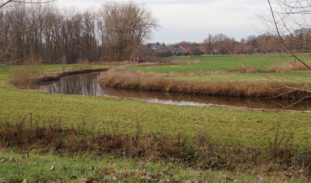 Het Brabants Vennenpad bij kanaaldijk Noord, waar de Dommel onder het kanaal door gaat, met zicht op de Dommel