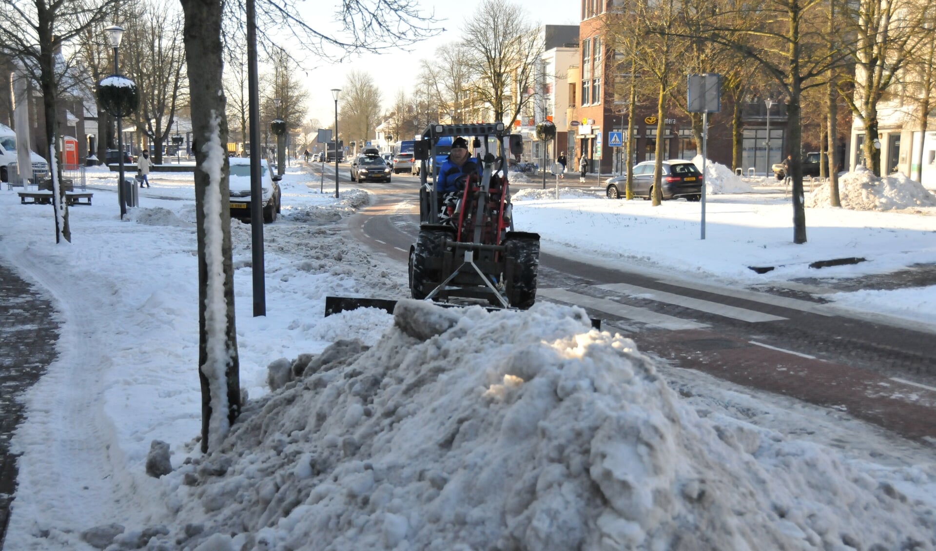 Sneeuwvrij maken van parkeerplaatsen op de Nieuwstraat