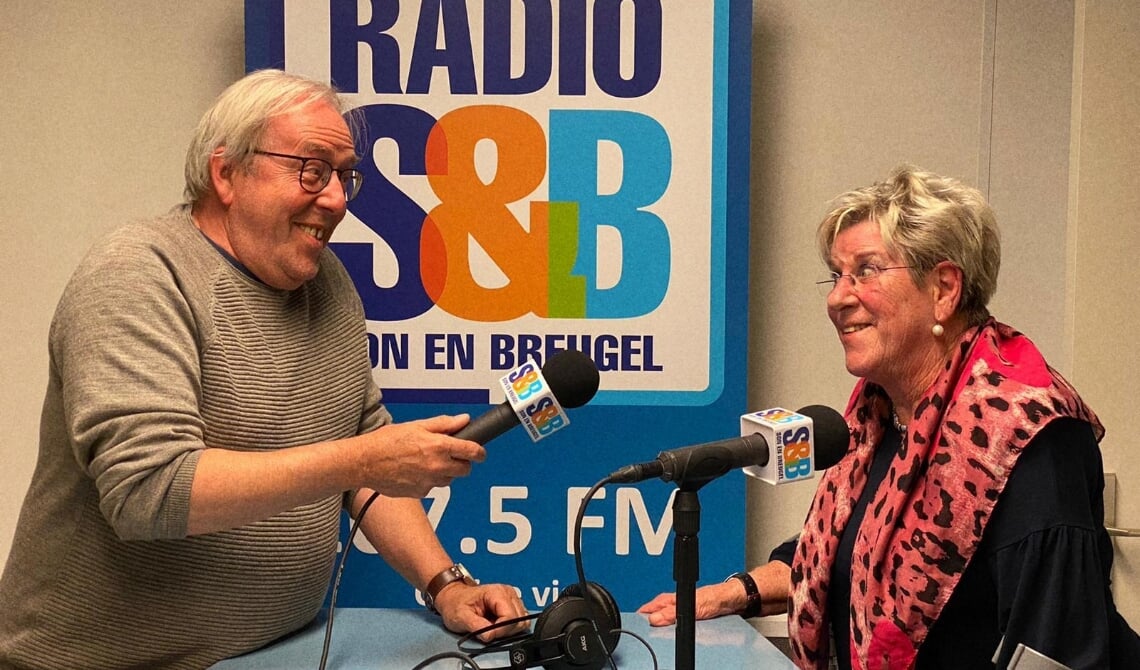 <p>De presentatoren Han (l) en Jan (r)</p>