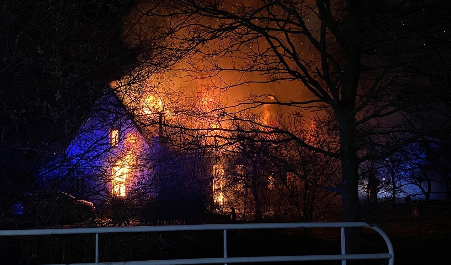 Felle uitslaande brand verwoest woonboerderij