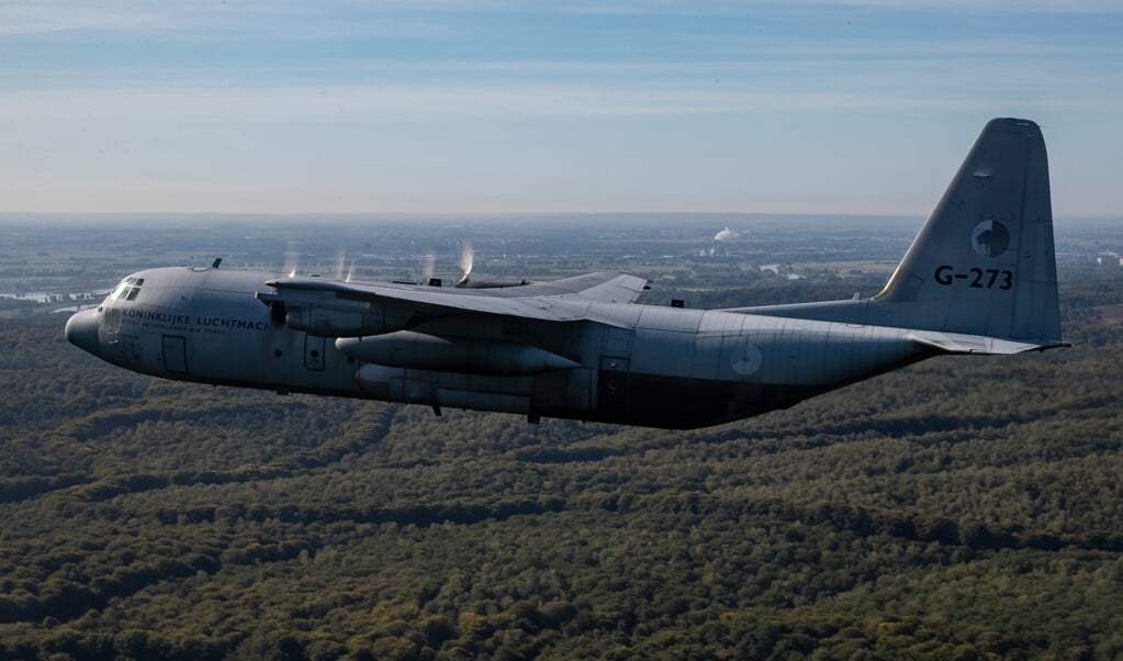 Een C-130 Hercules transportvliegtuig boven Nederland