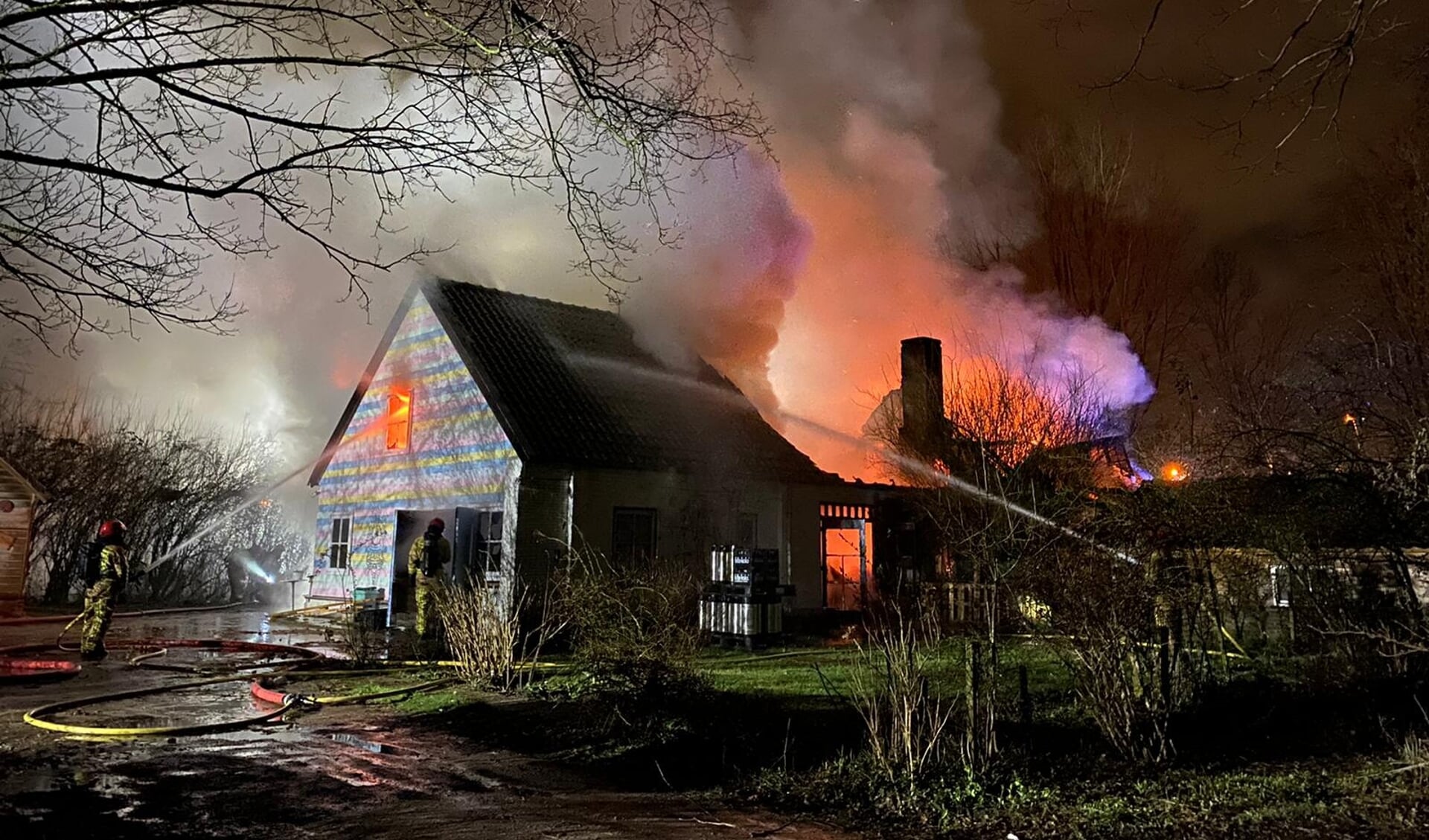 Felle uitslaande brand verwoest woonboerderij