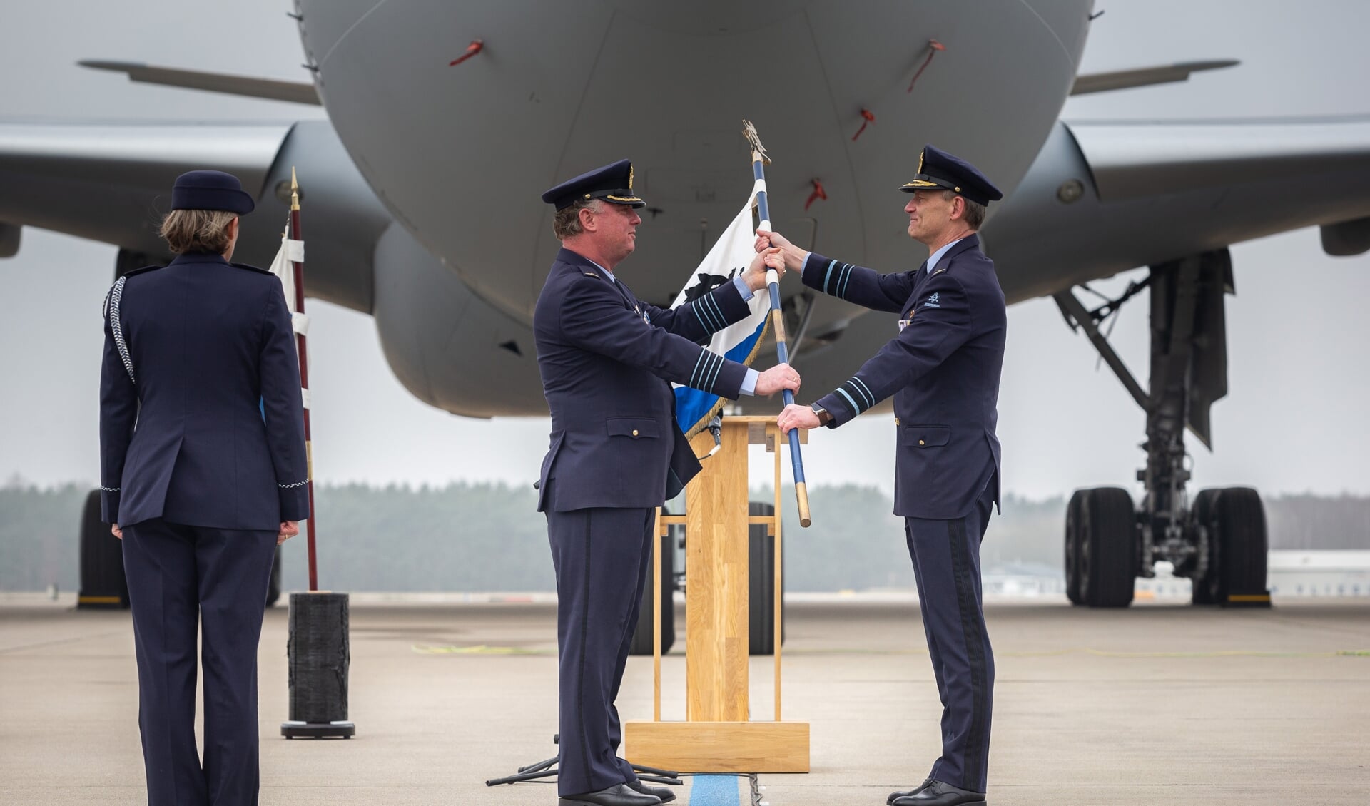 Commandant luchtstrijdkrachten luitenant-generaal Dennis Luyt r) geeft door middel van het overhandigen van de vlag het commando over het Air Mobility Command aan kolonel Jorrit de Gruijter