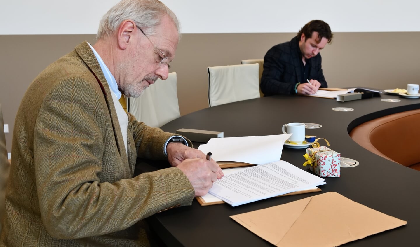 Burgemeester Hans Gaillard en Floris Sanders ondertekenen het huurcontract