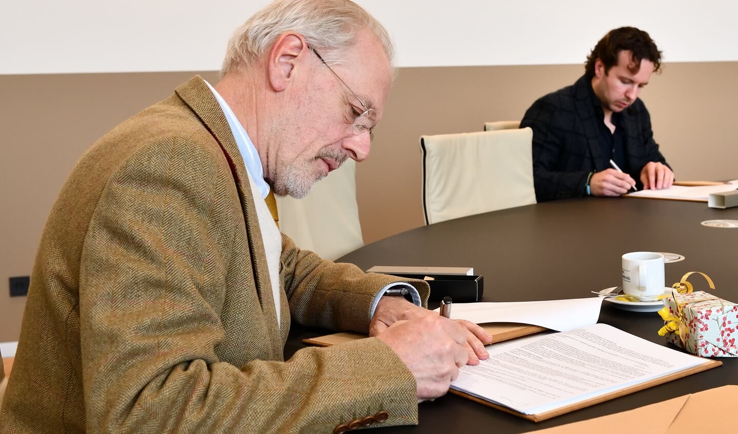 Burgemeester Hans Gaillard en Floris Sanders ondertekenen het huurcontract