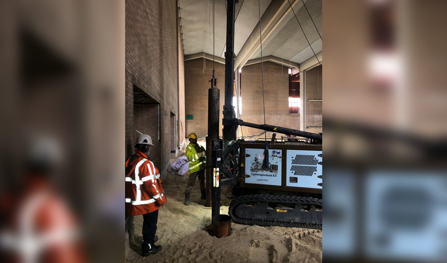 Het aanbrengen van de palen aan de binnenzijde van het voormalige kerkgebouw