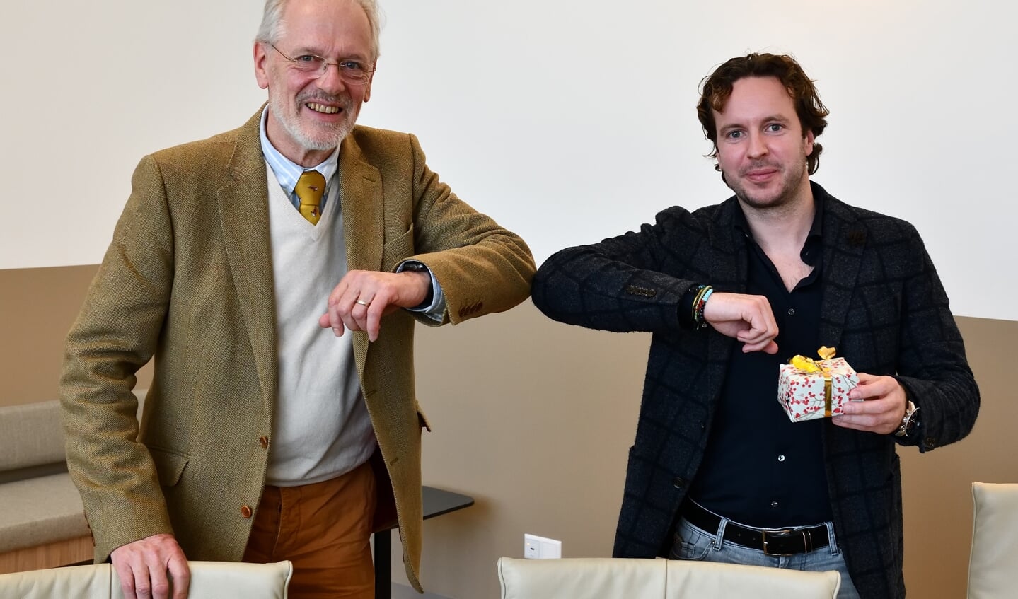 Burgemeester Hans Gaillard en Floris Sanders met in zijn hand het doosje met de sleutel van het nieuwe pand