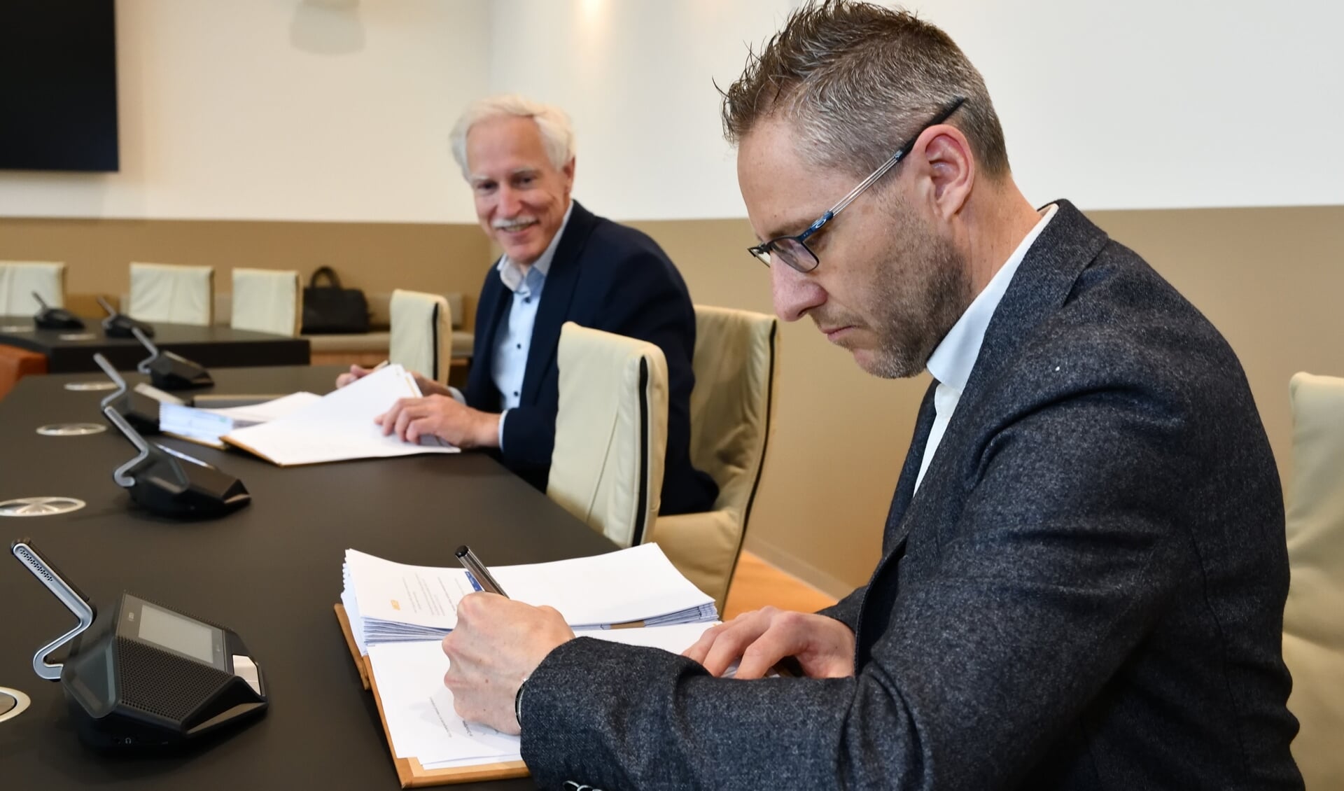 Wethouder Jan Boersma (links) en Geert Schenkels zetten hun handtekening onder het uitvoeringsplan