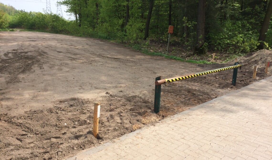 <p>Een afgesloten parkeerplaats aan de Hoberglaan (Archieffoto)</p>