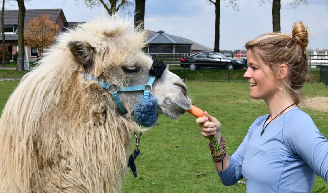 Tamar Valkenier met haar kameel Einstein