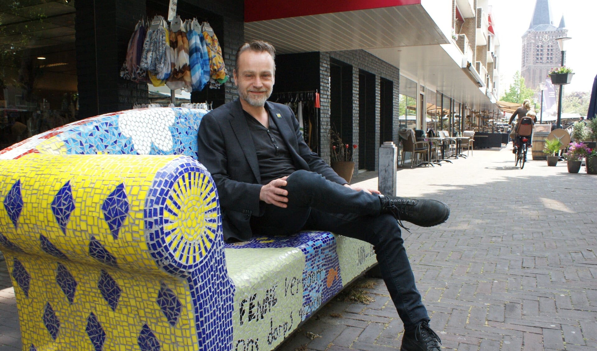 Paul van Liempd poseert op een social sofa op het Raadhuisplein