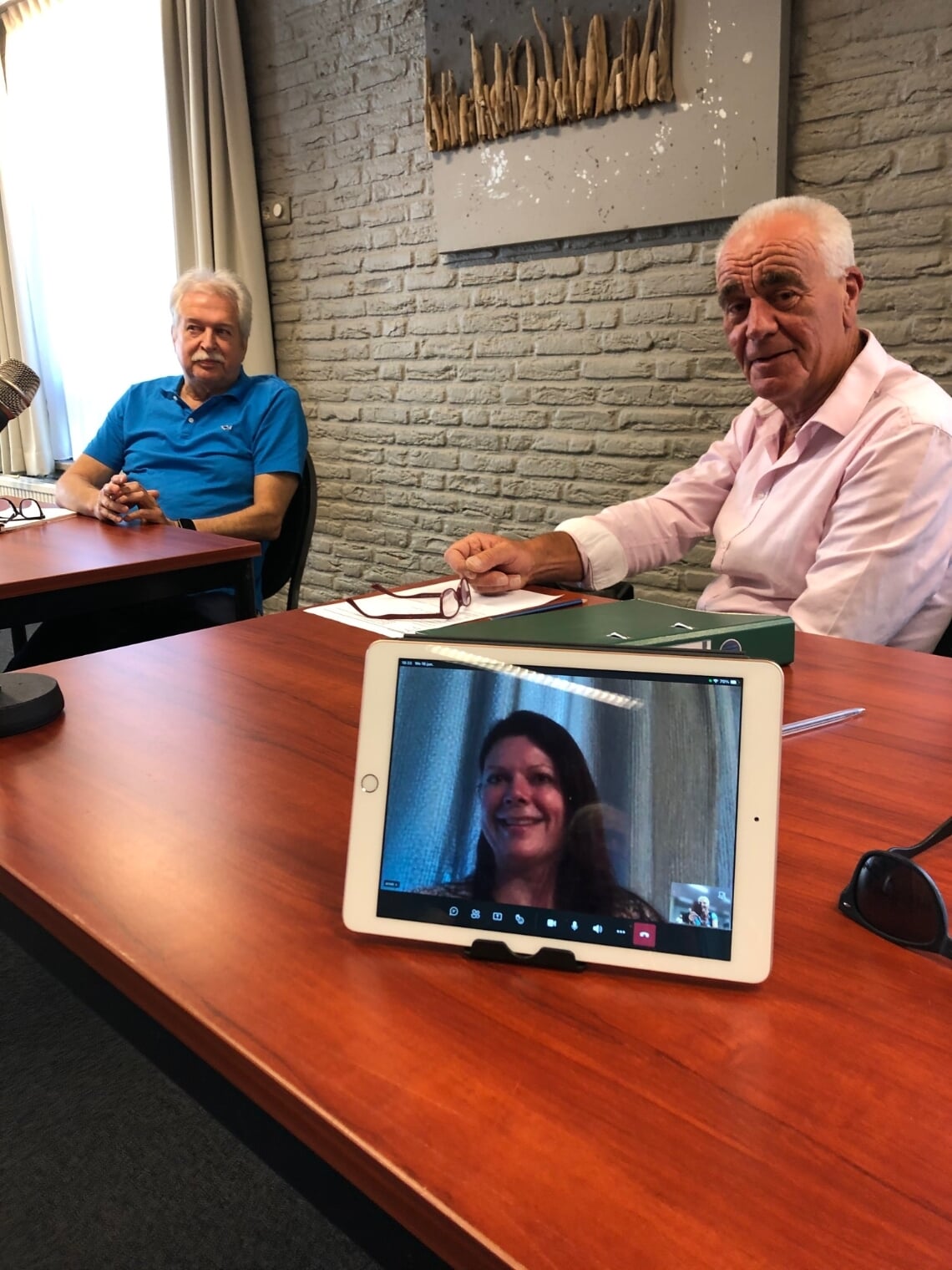<p>Roy Beekink (l), Kees Breel (r) en op tablet Aniek van der Putte</p>