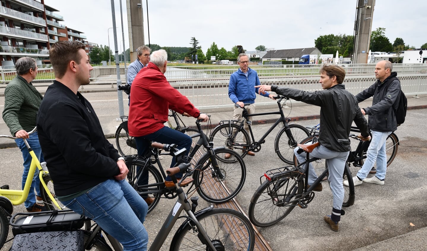 Op de ophaalbrug wordt uitleg gegeven over de verkeerssituatie