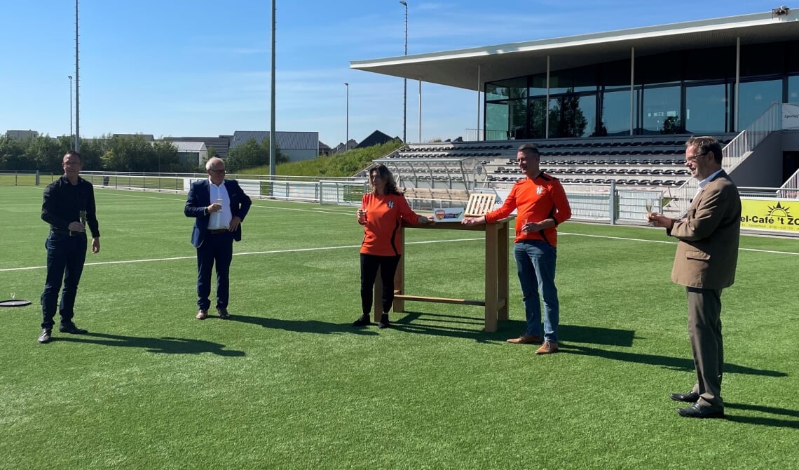 Het certificaat Uniek Sporten is uitgereikt aan VV Oosterhout